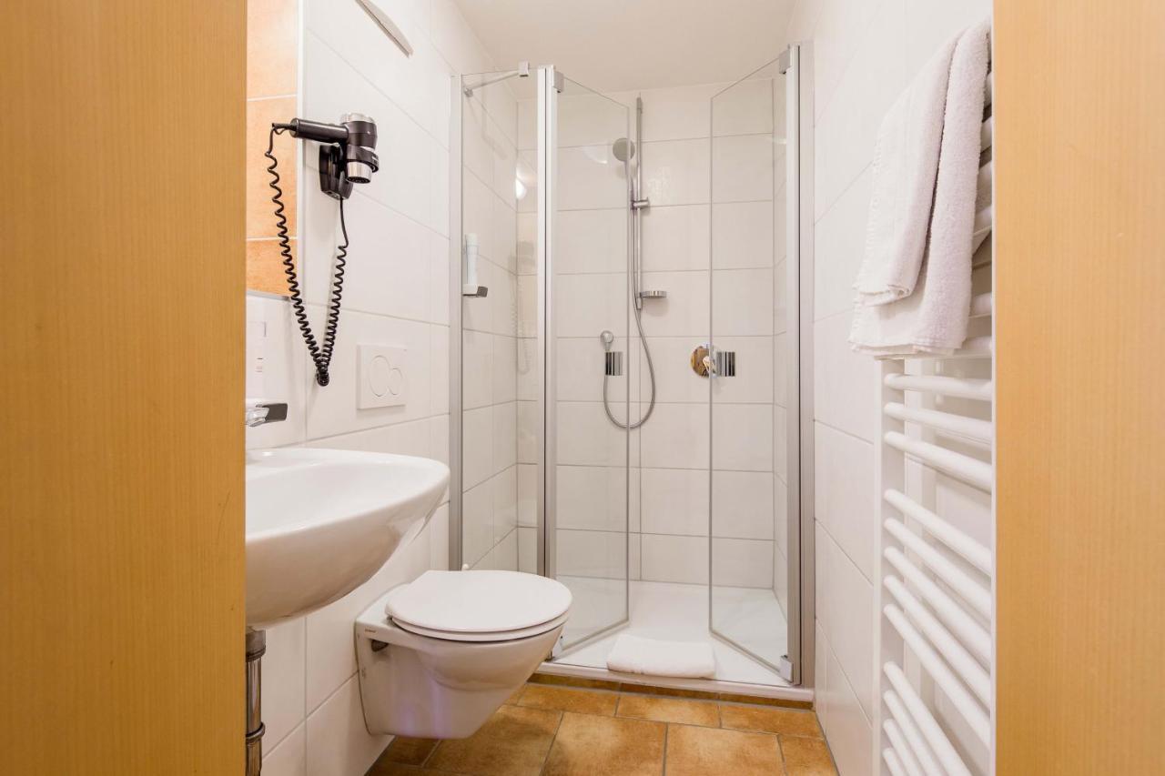 Hotel Bayrischer Loewe Остерхофен Екстериор снимка