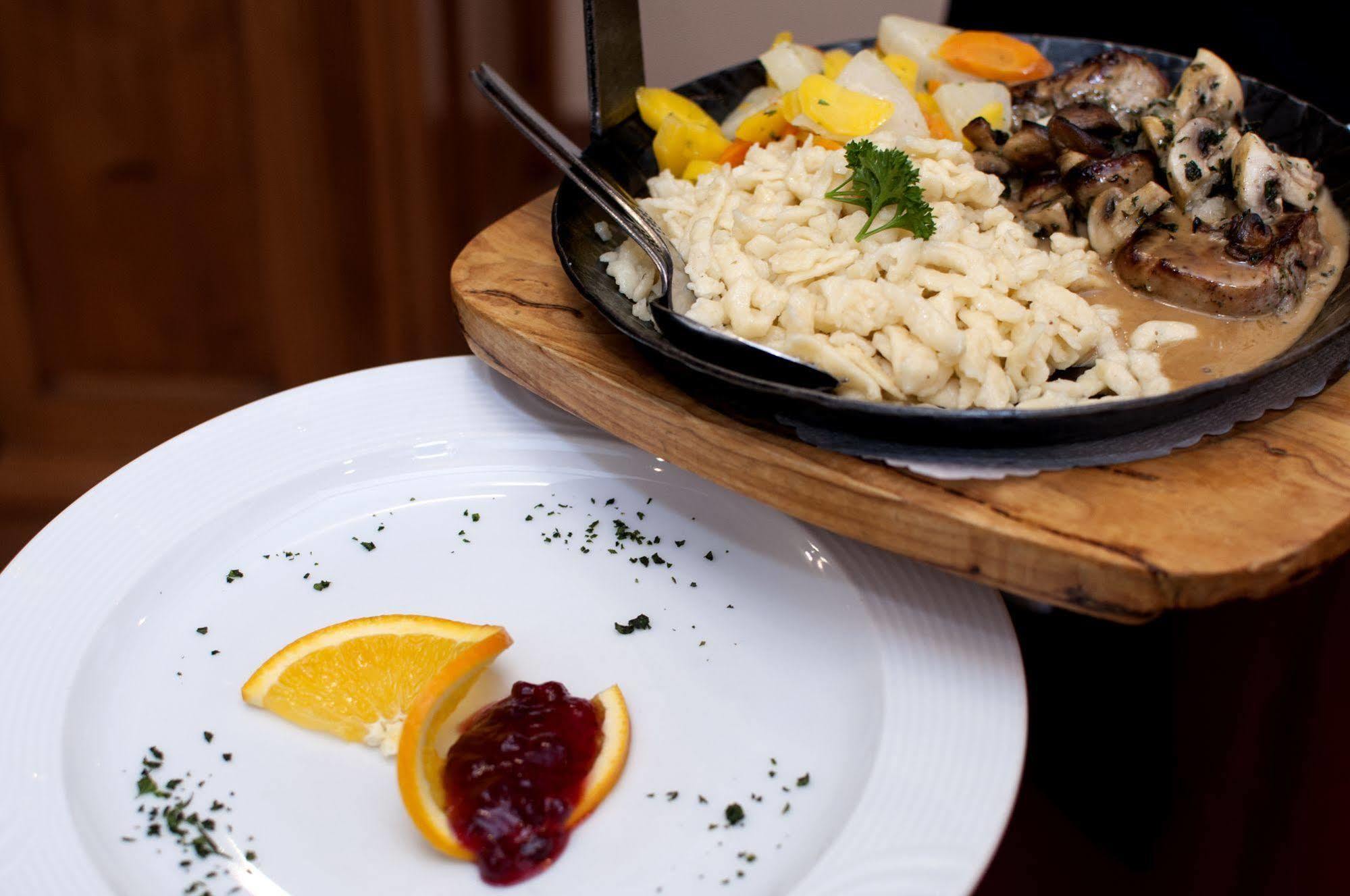 Hotel Bayrischer Loewe Остерхофен Екстериор снимка