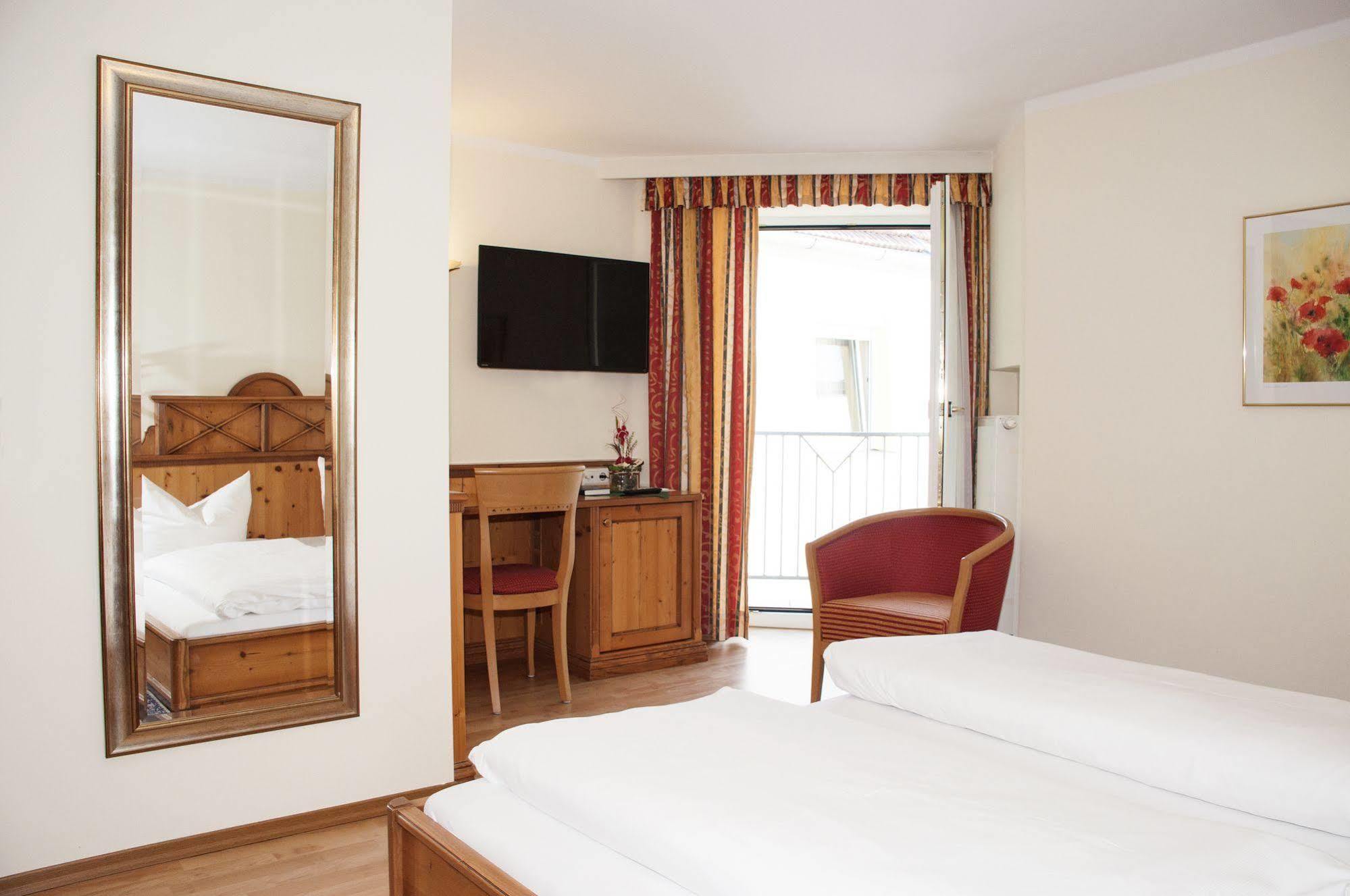 Hotel Bayrischer Loewe Остерхофен Екстериор снимка